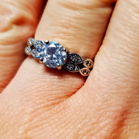 9/$30 ππ€ NWOT Silver ring with faux diamonds centre faux diamond - Picture 1 of 9